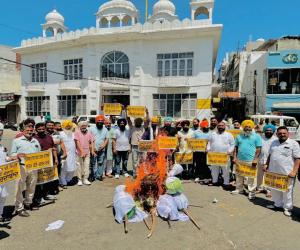 *ਪੰਜਾਬ ਵਿੱਚ ਭਾਰੀ ਰੋਸ, ਦਲਬਦਲੂ ਸੰਸਦ ਮੈਂਬਰਾਂ ਦੀਆਂ ਰਿਹਾਇਸ਼ਾਂ ਦੀਆਂ ਕੰਧਾਂ 'ਤੇ ਲਿਖਿਆ ਗਿਆ 'ਗੱਦਾਰ'*