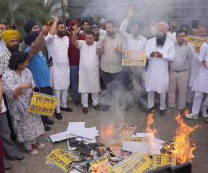 ਪੰਜਾਬ ਭਰ ਵਿੱਚ ਜਨਤਾ ਦਾ ਗੁੱਸਾ ਫੁੱਟਿਆ, ਦਲਬਦਲੂ ਸੰਸਦ ਮੈਂਬਰਾਂ ਨੂੰ ਕੰਧਾਂ ਅਤੇ ਗਲੀਆਂ ਵਿੱਚ 'ਪੰਜਾਬ ਦੇ ਗੱਦਾਰ' ਨਾਅਰਿਆਂ ਦਾ ਕਰਨਾ ਪਿਆ ਸਾਹਮਣਾ