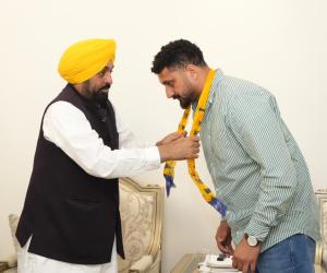 ਮਸ਼ਹੂਰ ਪਹਿਲਵਾਨ ਜੱਸਾ ਪੱਟੀ ਆਪਣੀ ਟੀਮ ਸਮੇਤ ਆਮ ਆਦਮੀ ਪਾਰਟੀ ਵਿੱਚ ਸ਼ਾਮਲਮਸ਼ਹੂਰ ਪਹਿਲਵਾਨ ਜੱਸਾ ਪੱਟੀ ਆਪਣੀ ਟੀਮ ਸਮੇਤ ਆਮ ਆਦਮੀ ਪਾਰਟੀ ਵਿੱਚ ਸ਼ਾਮਲ