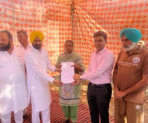 ਮੇਰਾ ਘਰ ਮੇਰੇ ਨਾਮ: ਵਿਧਾਇਕ ਲਾਭ ਸਿੰਘ ਉੱਗੋਕੇ ਨੇ ਲਾਲ ਲਕੀਰ ਅੰਦਰਲੇ ਘਰਾਂ ਦੀਆਂ ਰਜਿਸਟਰੀਆਂ ਸੌਂਪੀਆਂ