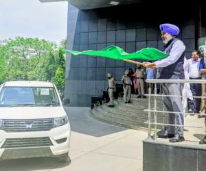 ਵਿੱਤ ਮੰਤਰੀ ਹਰਪਾਲ ਸਿੰਘ ਚੀਮਾ ਨੇ ਰਿਕਾਰਡ ਮਾਲੀਆ ਵਾਧੇ ਦਰਮਿਆਨ ਆਬਕਾਰੀ ਅਤੇ ਕਰ ਵਿਭਾਗ ਦੀ ਇਨਫੋਰਸਮੈਂਟ ਨੂੰ ਹੁਲਾਰਾ ਦੇਣ ਲਈ 25 ਨਵੇਂ ਵਾਹਨਾਂ ਨੂੰ ਹਰੀ ਝੰਡੀ ਦੇ ਕੇ ਕੀਤਾ ਰਵਾਨਾ