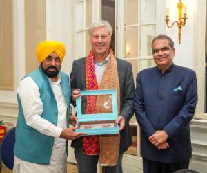 ਮੁੱਖ ਮੰਤਰੀ ਨੇ ਹਾਲੈਂਡ ਦੇ ਮਹਾਨ ਹਾਕੀ ਖਿਡਾਰੀ ਫਲੋਰਿਸ ਜਾਨ ਬੋਵਲੈਂਡਰ ਨਾਲ ਕੀਤੀ ਮੁਲਾਕਾਤ, ਪੰਜਾਬ ਦੇ ਅਥਲੀਟਾਂ ਨੂੰ ਸਿਖਲਾਈ ਦੇਣ ਦਾ ਦਿੱਤਾ ਸੱਦਾ