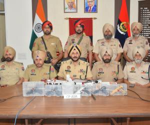 ਸਰਹੱਦ ਪਾਰੋਂ ਚੱਲ ਰਹੇ ਨਸ਼ਿਆਂ ਅਤੇ ਹਥਿਆਰਾਂ ਦੀ ਤਸਕਰੀ ਵਾਲੇ ਮਾਡਿਊਲ ਦਾ ਪਰਦਾਫਾਸ਼; 900 ਗ੍ਰਾਮ ਆਈਸੀਈ ਅਤੇ 5 ਪਿਸਤੌਲਾਂ ਸਮੇਤ ਤਿੰਨ ਮੁਲਜ਼ਮ ਅੰਮ੍ਰਿਤਸਰ ਤੋਂ ਗ੍ਰਿਫ਼ਤਾਰ