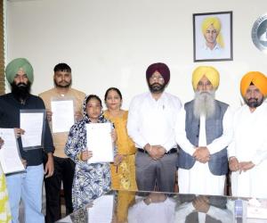 ਗੁਰਮੀਤ ਸਿੰਘ ਖੁੱਡੀਆਂ ਨੇ ਪੰਜਾਬ ਮੰਡੀ ਬੋਰਡ ਵਿੱਚ ਅੱਠ ਉਮੀਦਵਾਰਾਂ ਨੂੰ ਤਰਸ ਦੇ ਆਧਾਰ 'ਤੇ ਨਿਯੁਕਤੀ ਪੱਤਰ ਸੌਂਪੇ