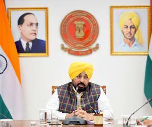 ਮੁੱਖ ਮੰਤਰੀ ਭਗਵੰਤ ਸਿੰਘ ਮਾਨ ਵੱਲੋਂ ਡਿਪਟੀ ਕਮਿਸ਼ਨਰਾਂ ਨੂੰ ਸਮਾਂ ਹੱਦ ਤੋਂ ਪਹਿਲਾਂ ਹੜ੍ਹ ਸੁਰੱਖਿਆ ਕਾਰਜ ਨੇਪਰੇ ਚਾੜ੍ਹਨ ਦੇ ਆਦੇਸ਼; ਕਿਹਾ ਕਿ ਸਰਕਾਰ ਲੋਕਾਂ ਨਾਲ ਮਜ਼ਬੂਤੀ ਨਾਲ ਖੜ੍ਹੀ ਹੈ