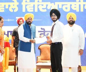 ਮੁੱਖ ਮੰਤਰੀ ਭਗਵੰਤ ਸਿੰਘ ਮਾਨ ਵੱਲੋਂ ਮੋਹਾਲੀ ਵਿਖੇ ਜੇਈਈ ਮੇਨਜ਼ ਪਾਸ ਕਰਨ ਵਾਲੇ 369 ਵਿਦਿਆਰਥੀਆਂ ਦਾ ਸਨਮਾਨ, ਪੰਜਾਬ ਅਕਾਦਮਿਕ ਉੱਤਮਤਾ ਵੱਲ ਕਦਮ ਵਧਾ ਰਿਹੈ