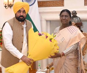 ਪੰਜਾਬ ਦੇ ਮੁੱਖ ਮੰਤਰੀ ਭਗਵੰਤ ਸਿੰਘ ਮਾਨ ਨੇ ਰਾਸ਼ਟਰਪਤੀ ਨਾਲ ਕੀਤੀ ਮੁਲਾਕਾਤ, ‘ਪੰਜਾਬ ਦੇ ਗੱਦਾਰ’ ਰਾਜ ਸਭਾ ਮੈਂਬਰਾਂ ਦੀ ਮੈਂਬਰਸ਼ਿਪ ਰੱਦ ਕਰਨ ਦੀ ਕੀਤੀ ਮੰਗ