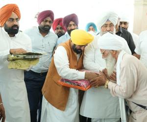 ਅਕਾਲੀਆਂ ਨੇ ਬੇਅਦਬੀ ਦੀ ਆਗਿਆ ਦਿੱਤੀ ਅਤੇ ਦੋਸ਼ੀਆਂ ਨੂੰ ਬਚਾ ਕੇ ਰੱਖਿਆ, ਅੱਜ ਉਹ 25 ਲੋਕਾਂ ਨੂੰ ਵੀ ਇਕੱਠੇ ਨਹੀਂ ਕਰ ਸਕਦੇ: ਮੁੱਖ ਮੰਤਰੀ ਭਗਵੰਤ ਸਿੰਘ ਮਾਨ