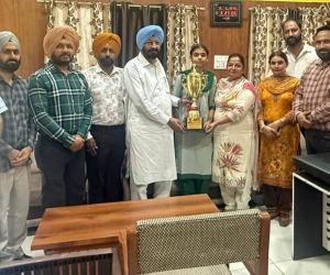 ਵਿਧਾਇਕ ਬੁੱਧ ਰਾਮ ਵੱਲੋਂ ਦਸਵੀਂ ਅਤੇ ਬਾਰ੍ਹਵੀਂ ਪ੍ਰੀਖਿਆਵਾਂ ਵਿਚੋਂ ਮੈਰਿਟ 'ਤੇ ਆਈਆਂ ਵਿਦਿਆਰਥਣਾਂ ਦਾ ਸਨਮਾਨ